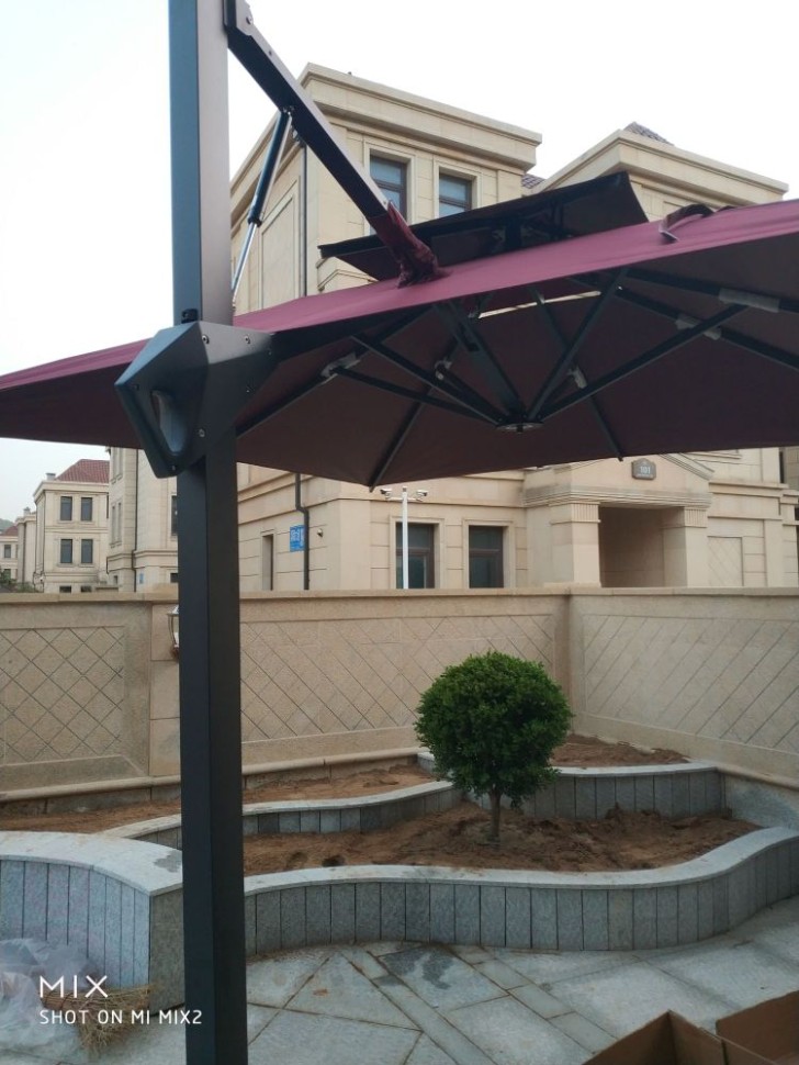 Садовый зонт от солнца и дождя на боковой опоре