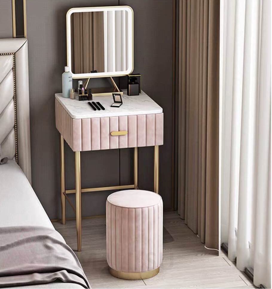 Компактный туалетный столик шириной 40/50/60 см с золотыми ножками, розовый велюр ширина 40 см + пуфик + квадратное зеркало