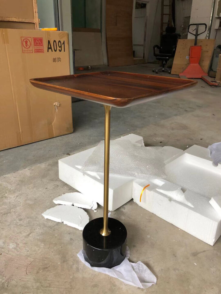 Стильный кофейный столик с деревянным блюдом на металлической ножке Черный мрамор