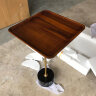 Стильный кофейный столик с деревянным блюдом на металлической ножке