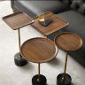 Стильный кофейный столик с деревянным блюдом на металлической ножке Черный мрамор