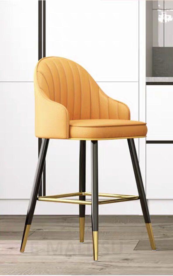 Барный стул мягкий на деревянных ножках с металлическими наконечниками, оранжевый
