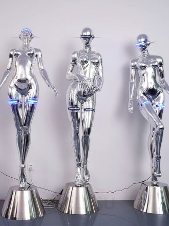 Большая фигура в стиле Cyberwomen с подсветкой
