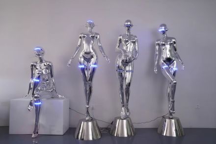 Большая фигура в стиле Cyberwomen с подсветкой