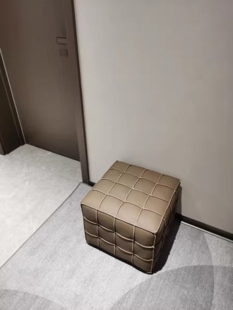 Cube Пуф из кожи и дерева в минималистичном стиле