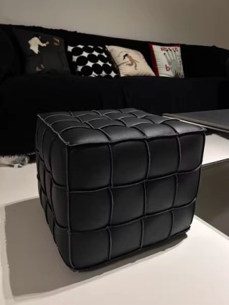 Cube Пуф из кожи и дерева в минималистичном стиле