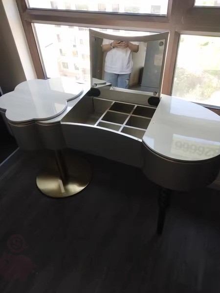 Роскошный туалетный столик с отделкой из окрашенной нержавеющей стали