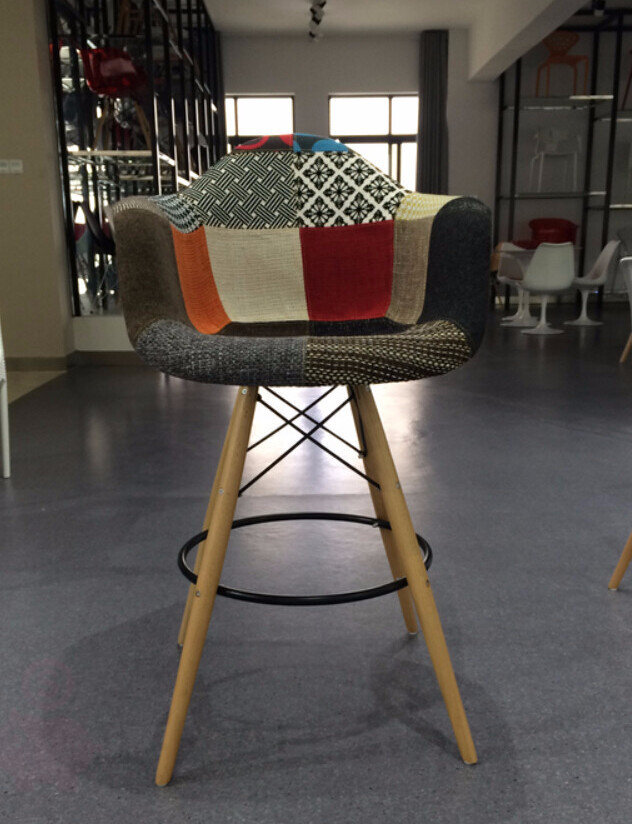 Пластиковые барные стулья DAW PATCHWORK, дизайн Чарльза и Рэй Эймс Eames, ножки светлые, Цвет Рис. 2 ткань