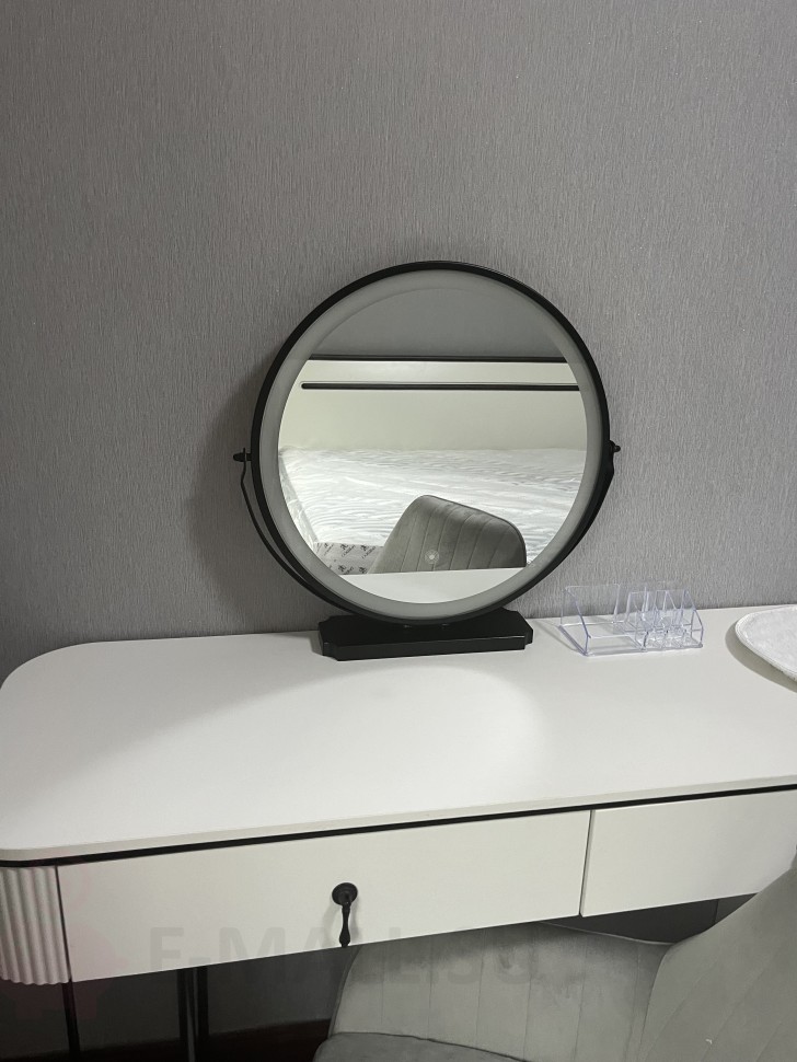 Белый туалетный столик с мраморной столешницей (имитация), зеркалом и тумбой, с черной отделкой