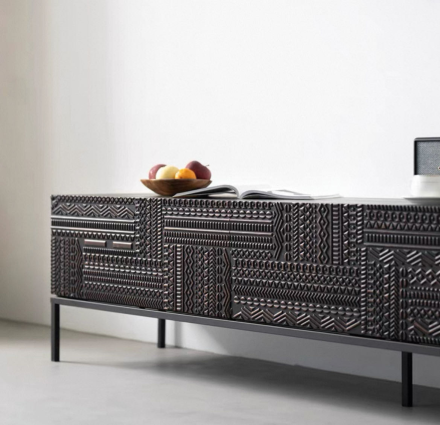 Интерьерная тв тумба на высоких металлических ножках в стиле Ethnicraft Archiproducts