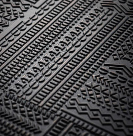 Интерьерная тв тумба на высоких металлических ножках в стиле Ethnicraft Archiproducts
