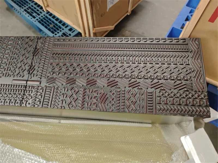 Интерьерная тв тумба на высоких металлических ножках в стиле Ethnicraft Archiproducts