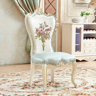 Обеденный стул из дерева в классическом стиле, обивка микрофибра с вышивкой