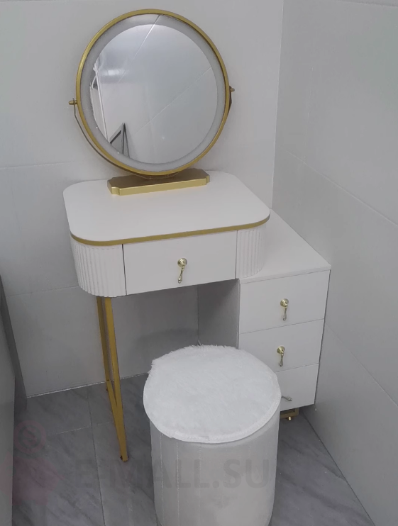 Небольшой туалетный столик с узкой тумбой и зеркалом с подсветкой
