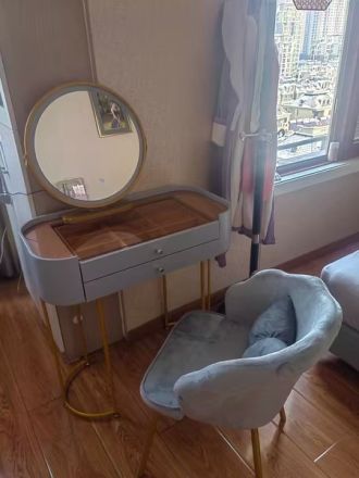 Туалетный столик без тумбы обитый кожей с ромбиками