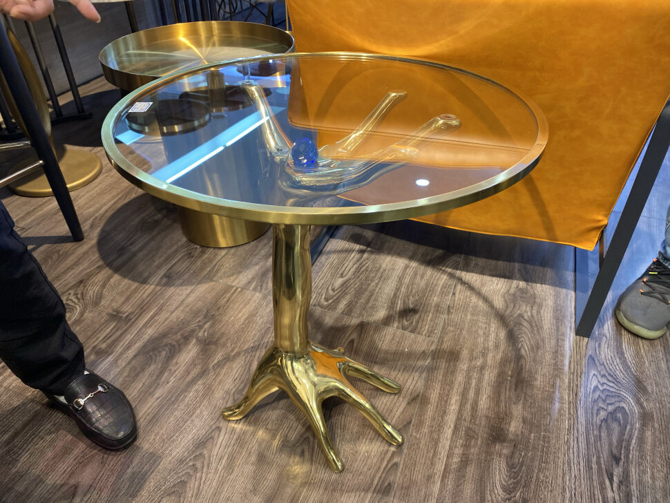Кофейный столик рука