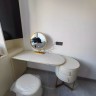 Элегантный туалетный столик 100 см покрытый кожей с круглой тумбой и изогнутой столешницей
