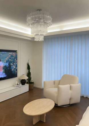 Интерьерное поворотное кресло с фигурными подлокотниками Averbode