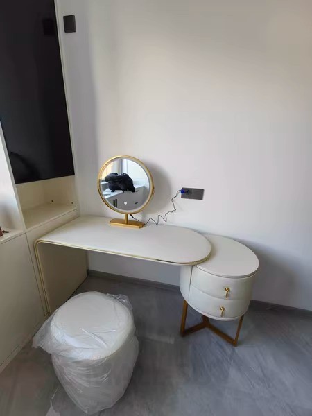Элегантный туалетный столик 120 см покрытый кожей с круглой тумбой и изогнутой столешницей