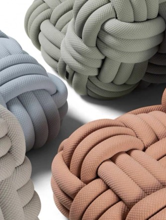 Knitty Кресло из ткани и дерева в современном стиле