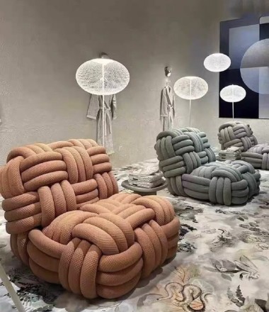 Knitty Кресло из ткани и дерева в современном стиле