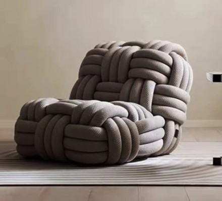 Knitty Кресло из ткани и дерева в современном стиле