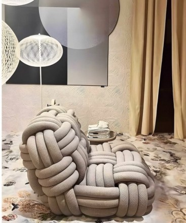 Knitty Кресло из ткани и дерева в современном стиле