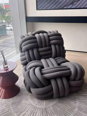 Knitty Кресло из ткани и дерева в современном стиле