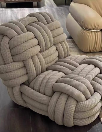 Knitty Кресло из ткани и дерева в современном стиле