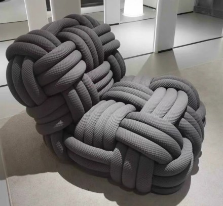 Knitty Кресло из ткани и дерева в современном стиле