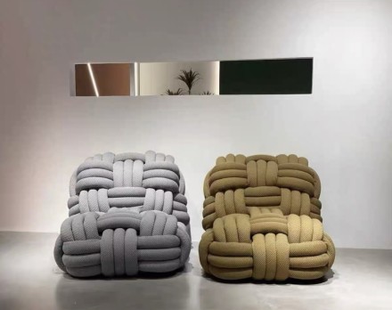 Knitty Кресло из ткани и дерева в современном стиле
