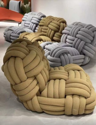 Knitty Кресло из ткани и дерева в современном стиле