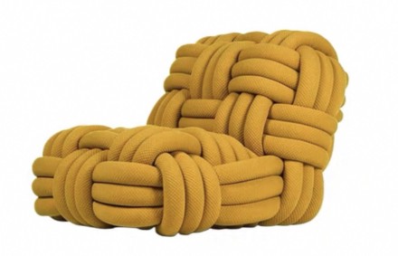 Knitty Кресло из ткани и дерева в современном стиле