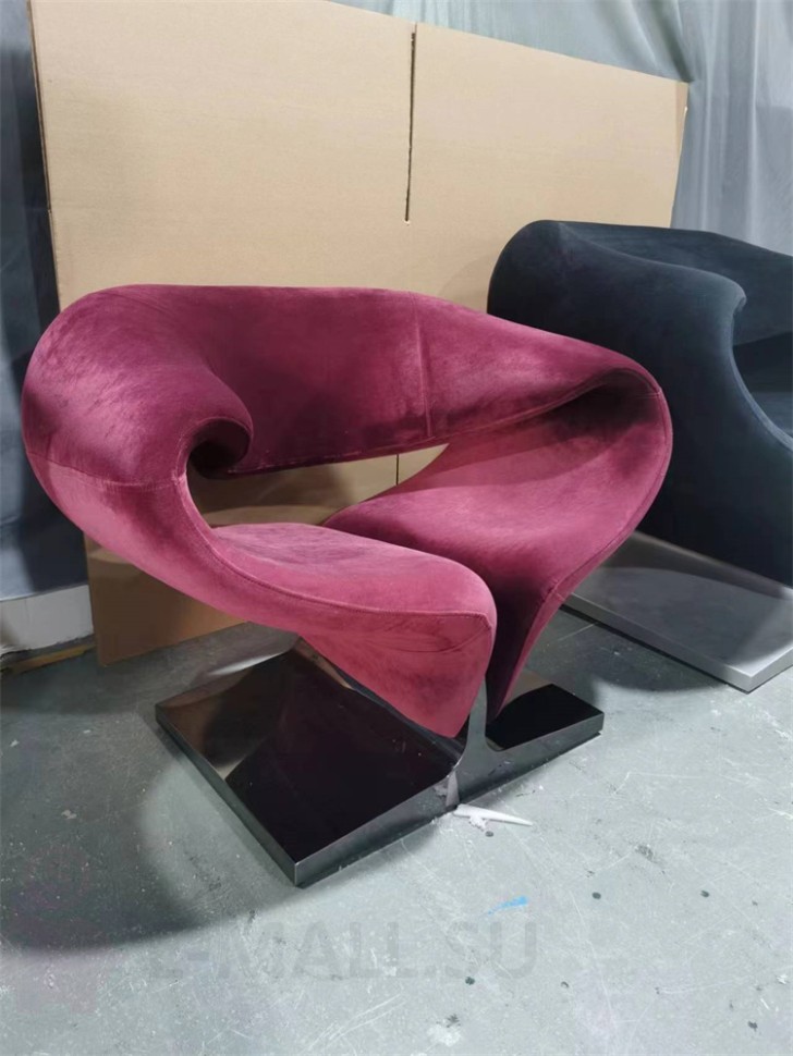 Кресло с оттоманкой в стиле Ribbon Chair by Pierre Paulin