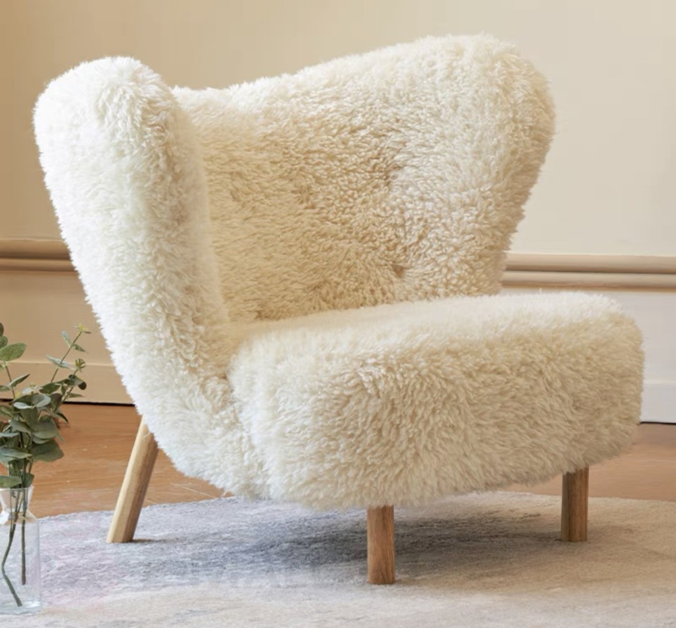 Плюшевое кресло в стиле Little Petra, Белое плюшевое кресло со светлыми деревянными ножками