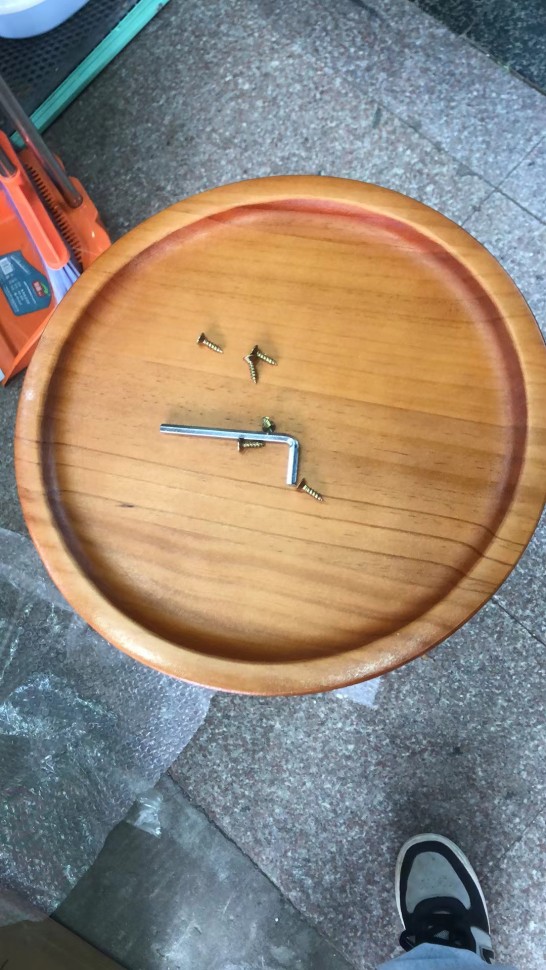 Стильный кофейный столик с деревянным блюдом на металлической ножке Белый мрамор