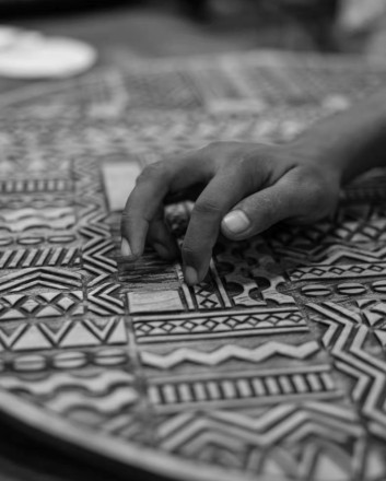 Интерьерная широкая тумба на металлических ножках в стиле Ethnicraft Archiproducts