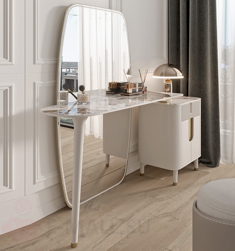 Туалетный столик в итальянском стиле с большим зеркалом