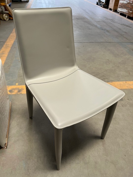 Современные стулья для столовой полностью обитые кожей