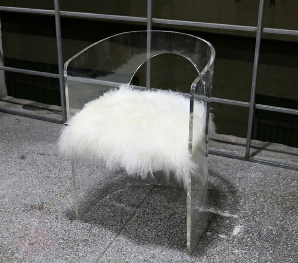 Кресло с прозрачным основанием и цветным сидением