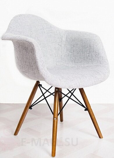 Пластиковые стулья DAW Gray, дизайн Чарльза и Рэй Эймс Eames, ножки темные