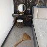 Туалетный столик 120 см со столешницей из черного мрамора, тумбой и зеркалом