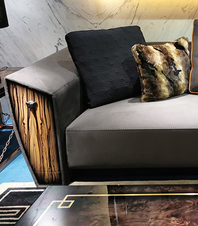 Итальянский диван постмодерн для гостиной в стиле Versace - кожа