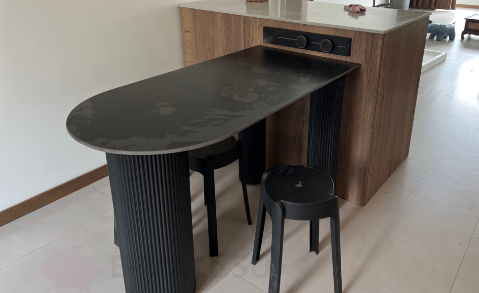Обеденный стол изысканной формы в итальянском стиле черный