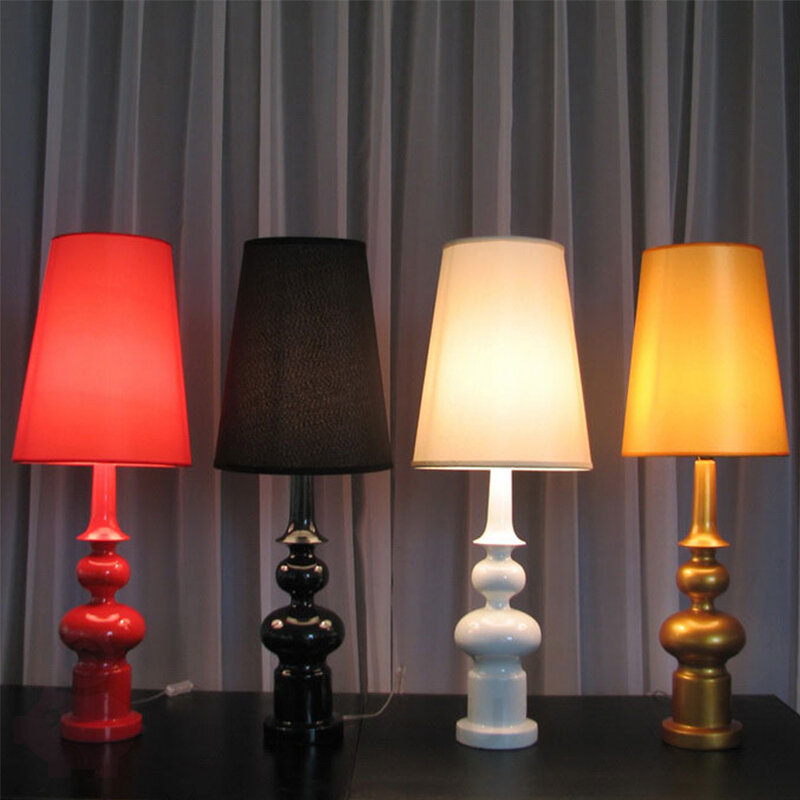 Настольная лампа в виде шахматной фигуры в стиле De La Espada Table Lamp, красный