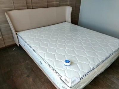 Кровать с кожаным изголовьем в стиле B&B Italia Alys Bed