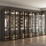 Современный гардероб в итальянском стиле со стеклянными дверями и подсветкой