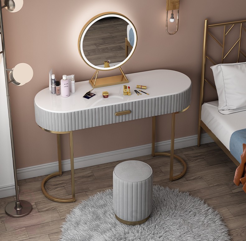 Туалетный столик овальный обитый велюром с мраморной столешницей, стульчиком и зеркалом