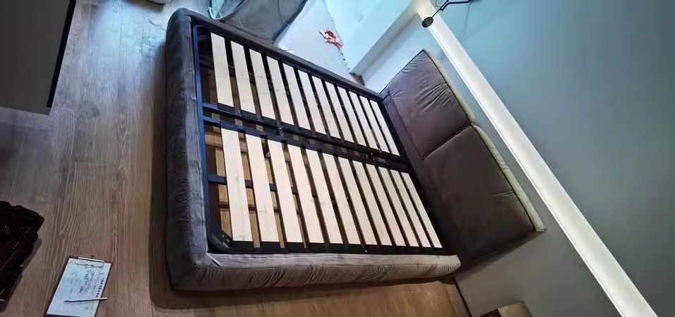 Кровать с мягким изголовьем в итальянском стиле