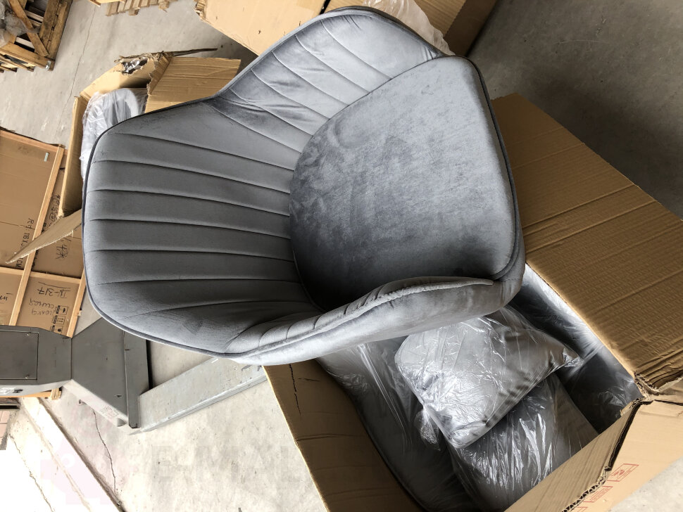 Дизайнерский стул на металлических ножках